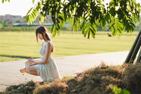 同学聚会朋友的未婚妻蹭我大腿 晚上喝醉酒来敲门寻欢作乐